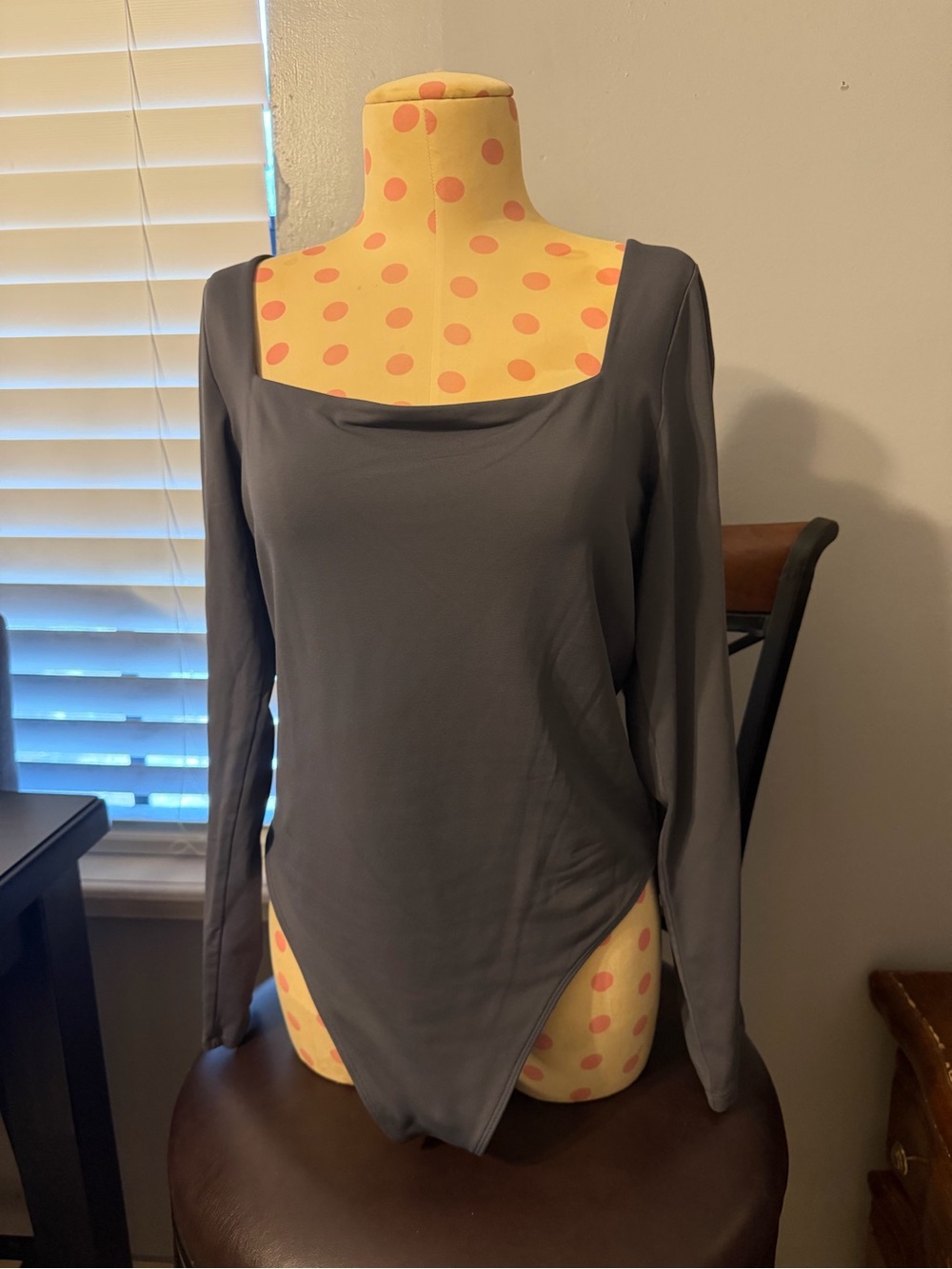 Aritizia - Long-Sleeve Square Neck Bodysuit in Gray